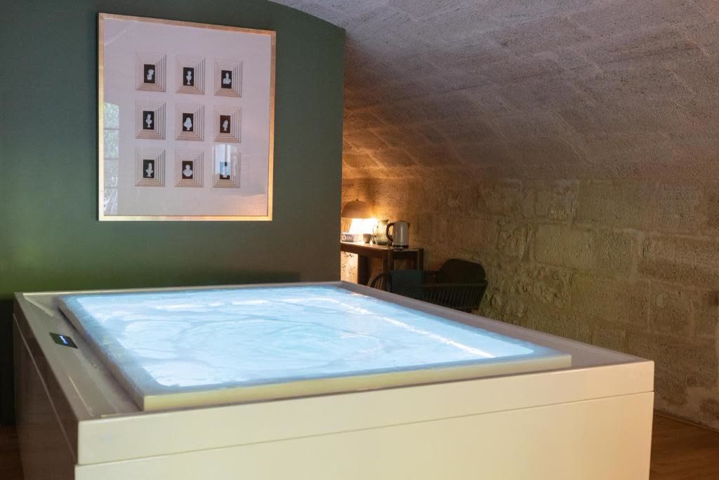Spa du Pavillon des Millésimes : piscine intérieure, sauna et hammam à la lueur des bougies