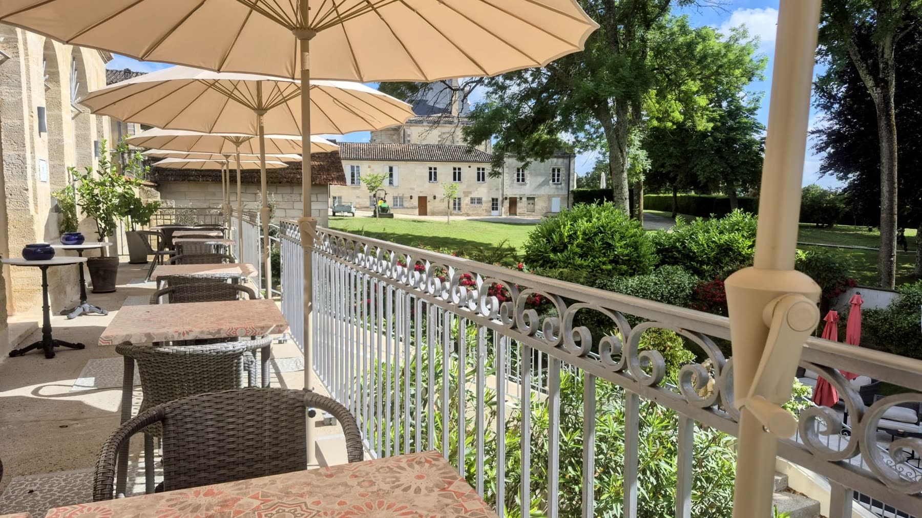 Terrasse ombragée où le petit-déjeuner est servi